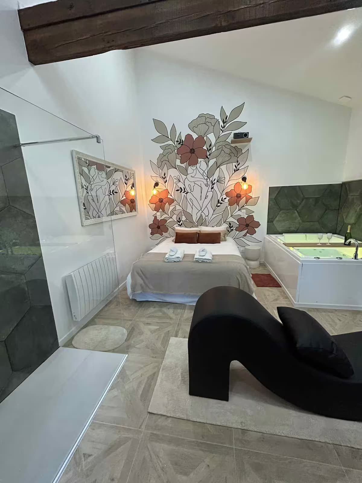 Intérieur calme et élégant de la love room L'Alvéole à Sideville